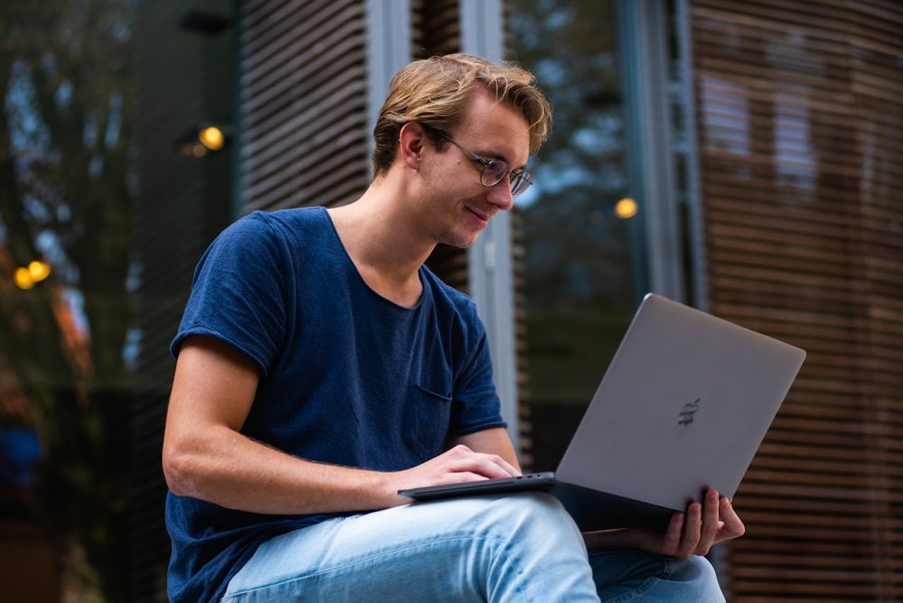 what does a business analyst do